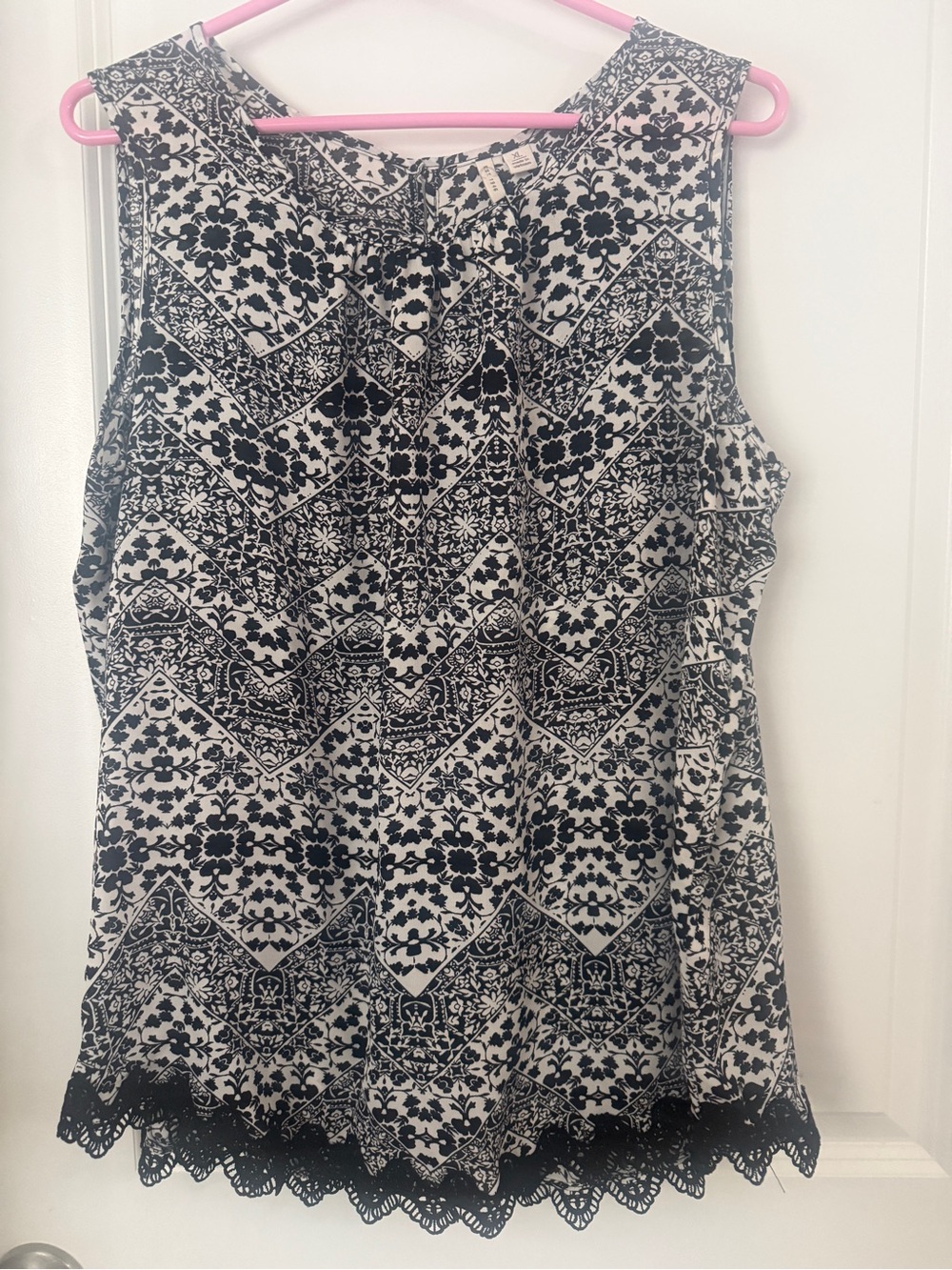 Black and White Scallop-Hem Printed Sleeveless Blouse